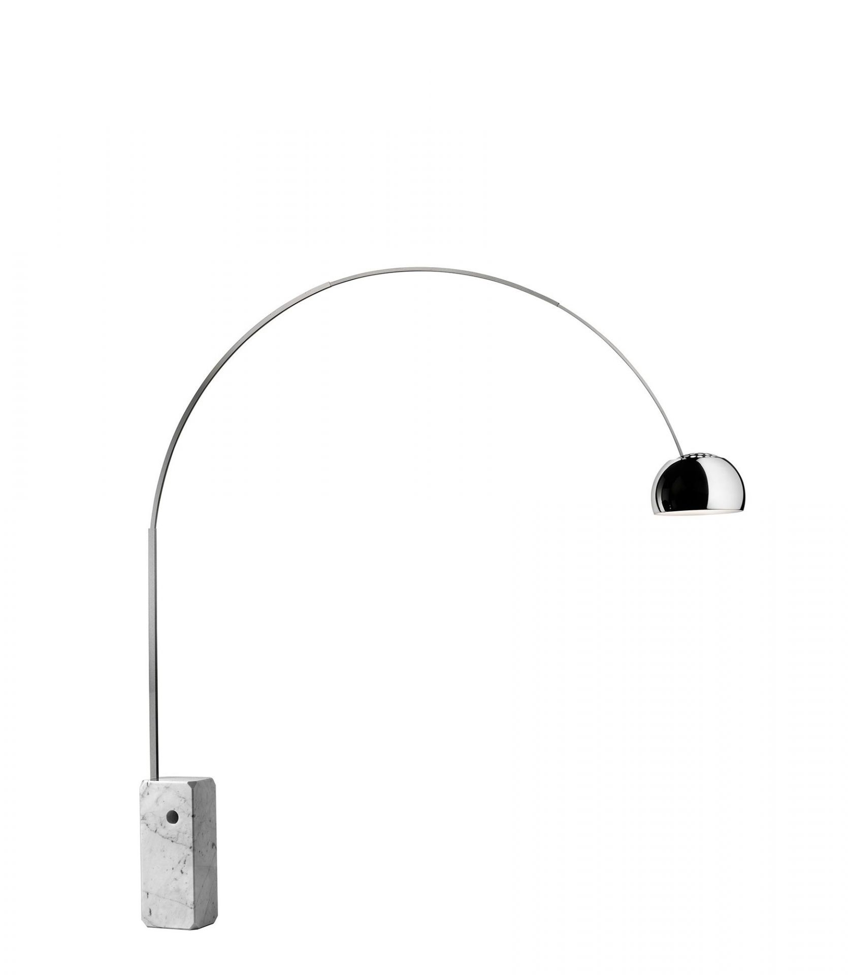 Arco Stehleuchte von Flos mit Marmorfuß und gebogenem Chrombogen. Designleuchte für Wohnzimmer.